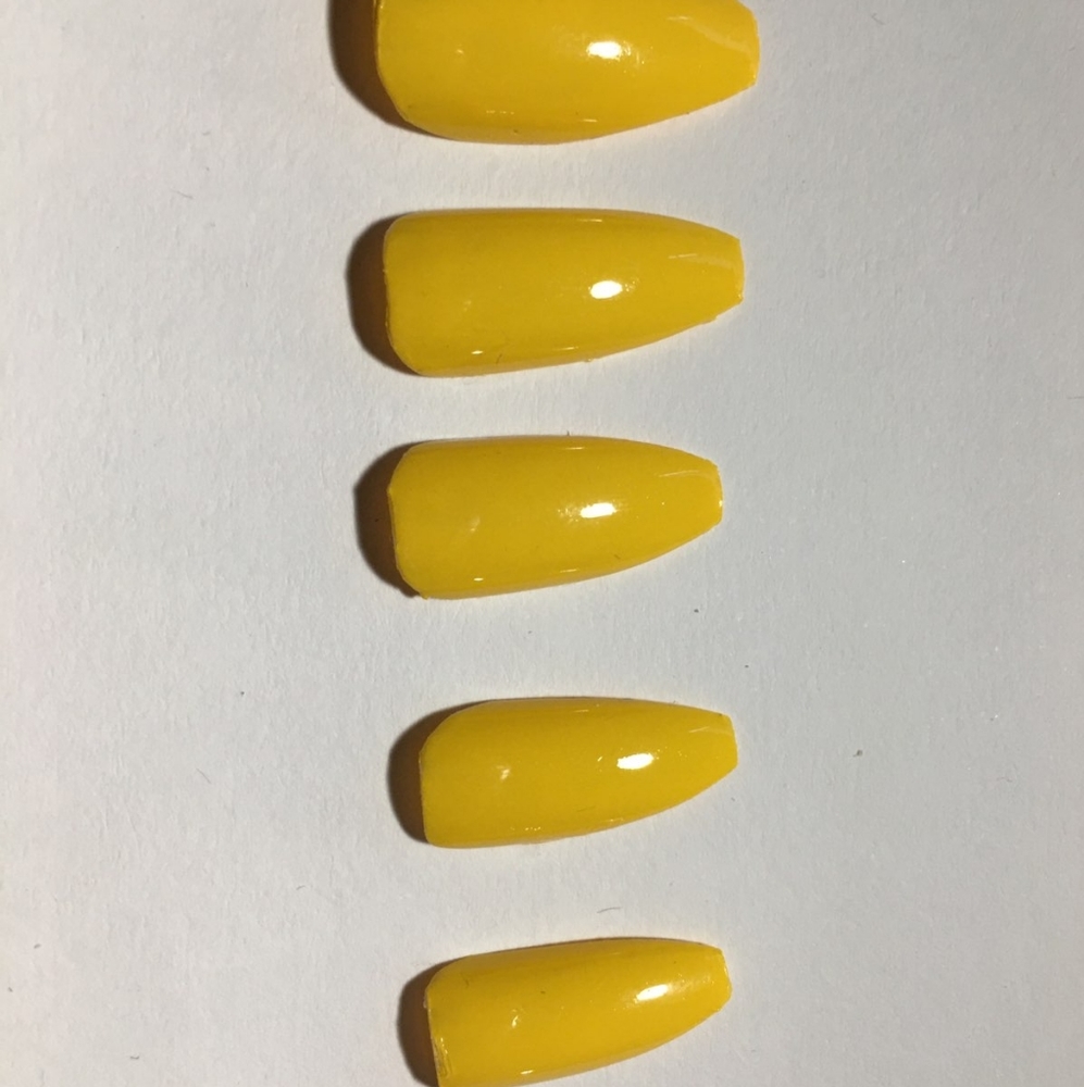 Yellow mellow nails